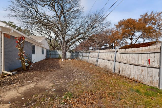 948 Carom Way, Dallas, TX 75217