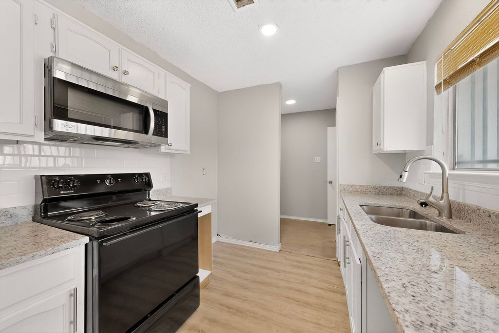 948 Carom Way, Dallas, TX 75217