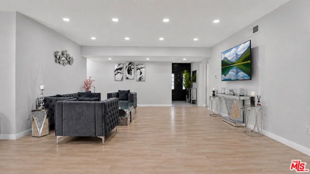 15829 Tupper Street, Los Angeles, CA 91343