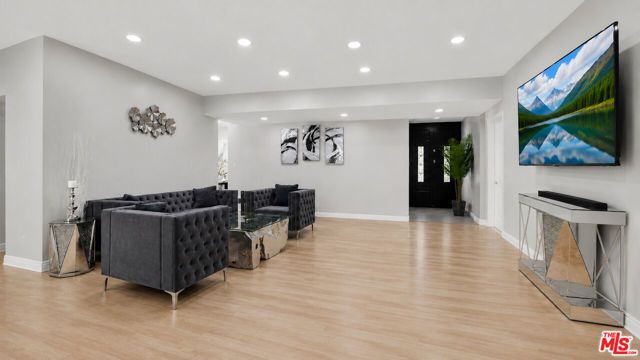 15829 Tupper Street, Los Angeles, CA 91343