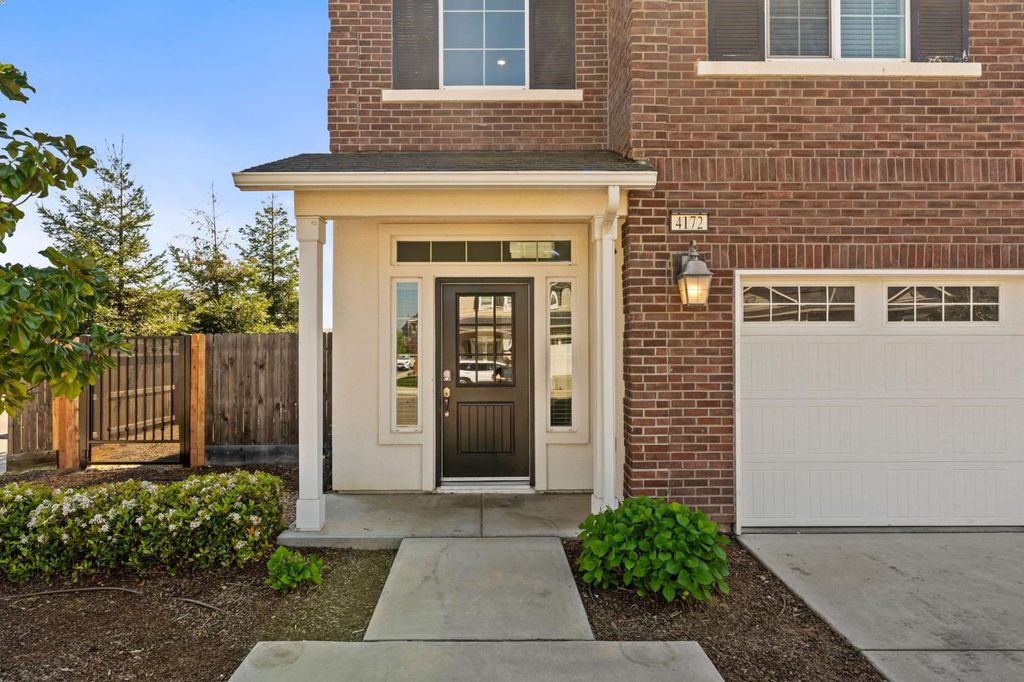 Image 4 of property listing at 4172 Rialto Avenue, Clovis, CA 93619