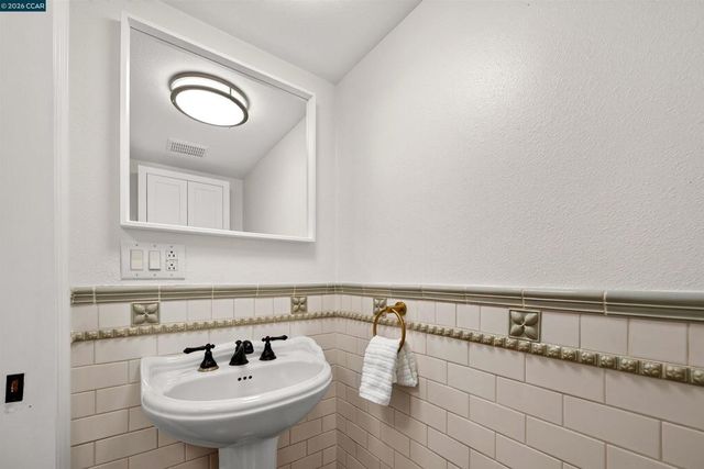 2 Wildwood Pl, Pleasant Hill, CA 94523
