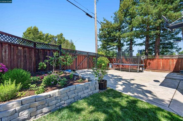 2 Wildwood Pl, Pleasant Hill, CA 94523