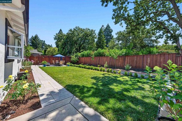 2 Wildwood Pl, Pleasant Hill, CA 94523