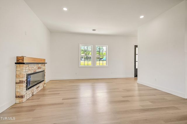 137 Crestview Drive, Elizabethton, TN 37643