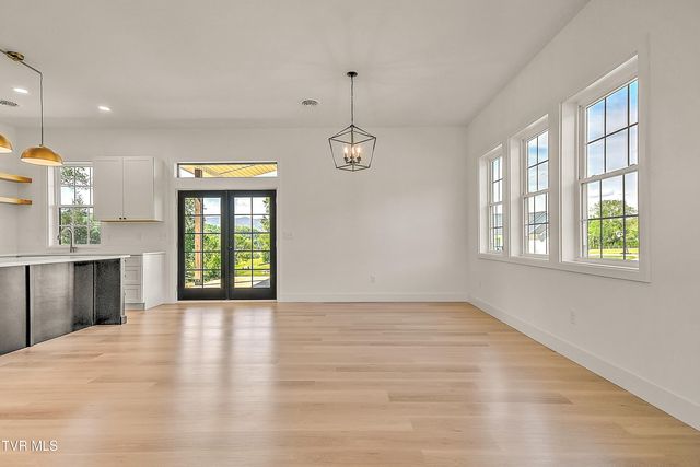 137 Crestview Drive, Elizabethton, TN 37643