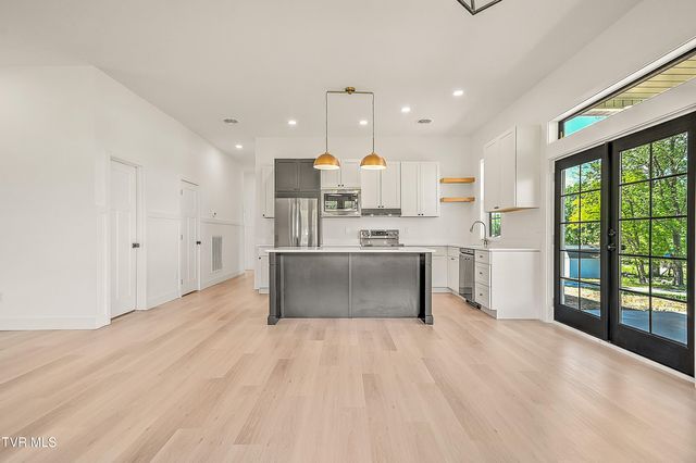 137 Crestview Drive, Elizabethton, TN 37643