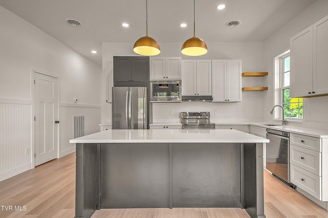 137 Crestview Drive, Elizabethton, TN 37643