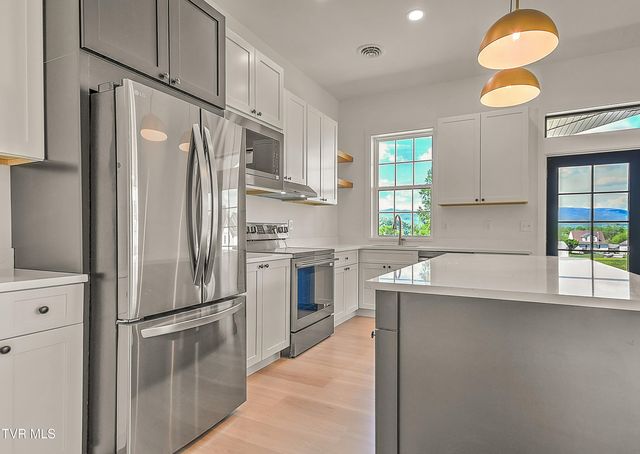 137 Crestview Drive, Elizabethton, TN 37643