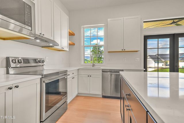 137 Crestview Drive, Elizabethton, TN 37643