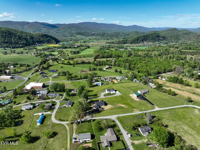 137 Crestview Drive, Elizabethton, TN 37643