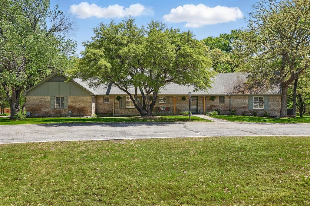 1904 Oak Ridge Trail, Bridgeport, TX 76426