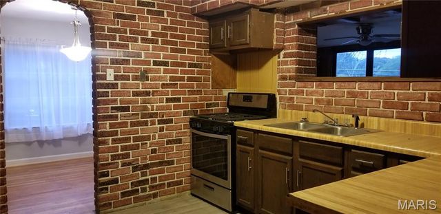 6914 Willow Wood Drive, St Louis, MO 63121