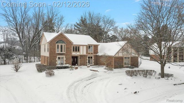 2291 Red Maple Drive, Troy, MI 48098