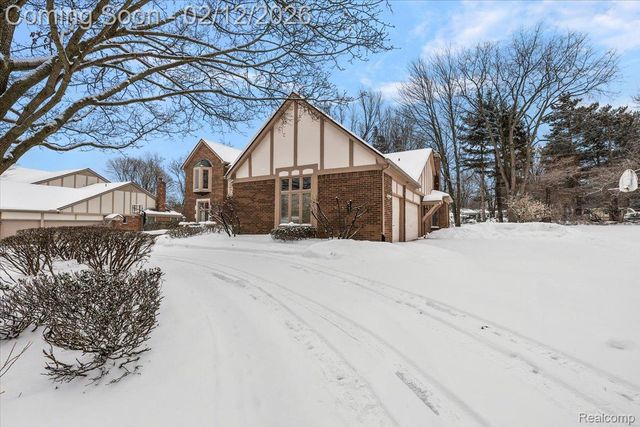 2291 Red Maple Drive, Troy, MI 48098