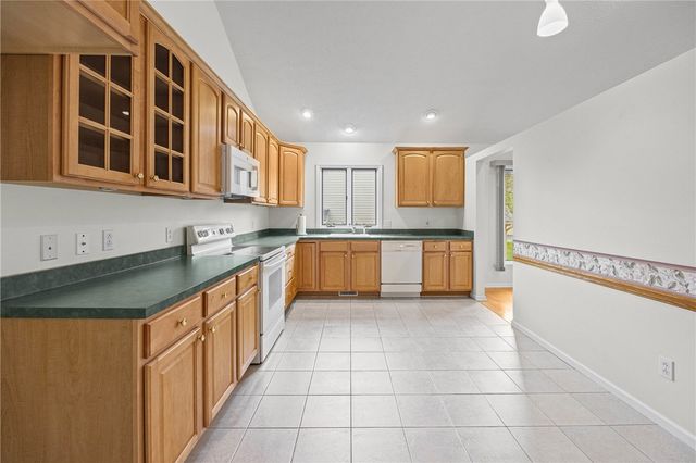 8 Autumn Trl, Penfield, NY 14580