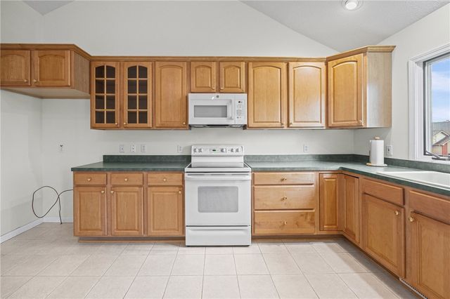 8 Autumn Trl, Penfield, NY 14580