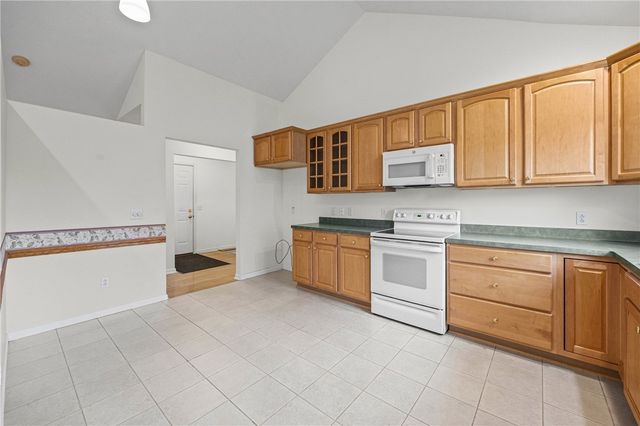 8 Autumn Trl, Penfield, NY 14580