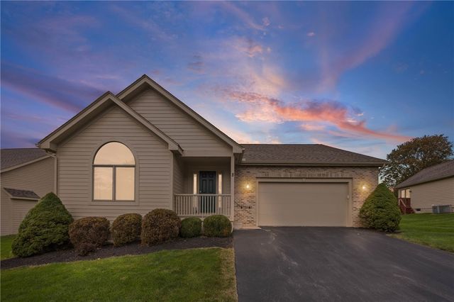 8 Autumn Trl, Penfield, NY 14580