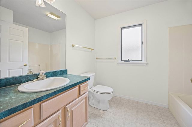 8 Autumn Trl, Penfield, NY 14580