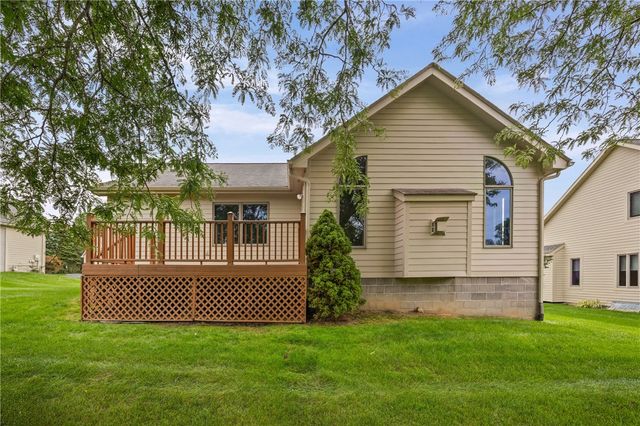 8 Autumn Trl, Penfield, NY 14580