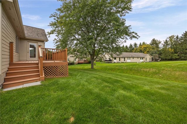 8 Autumn Trl, Penfield, NY 14580