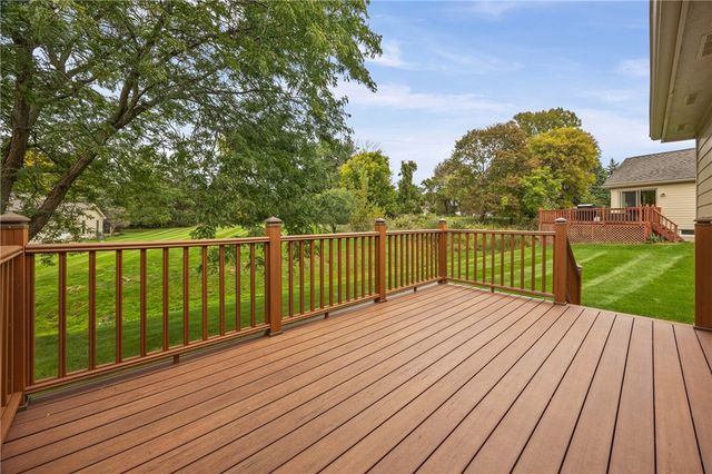 8 Autumn Trl, Penfield, NY 14580