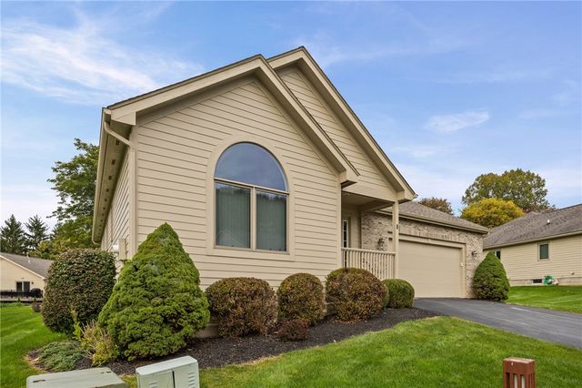 8 Autumn Trl, Penfield, NY 14580
