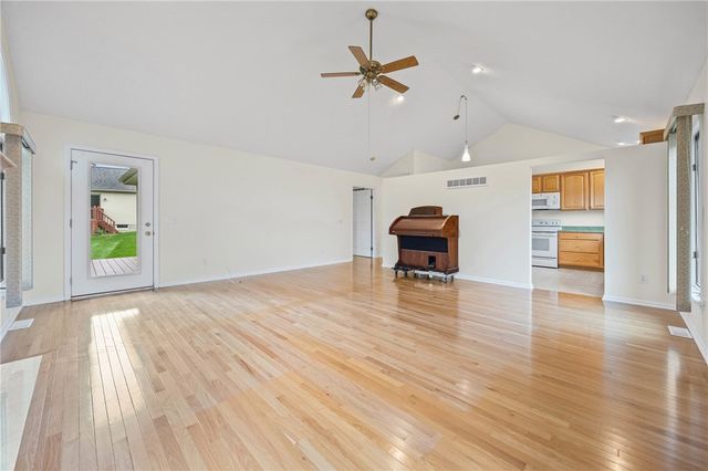 8 Autumn Trl, Penfield, NY 14580