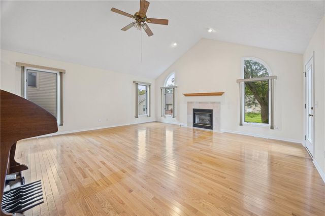 8 Autumn Trl, Penfield, NY 14580