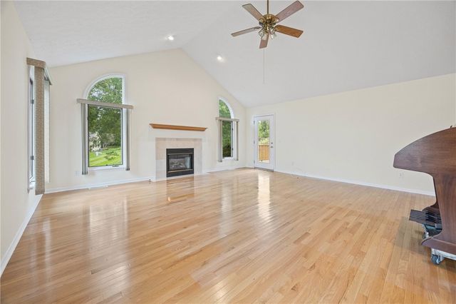 8 Autumn Trl, Penfield, NY 14580