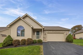 8 Autumn Trl, Penfield, NY 14580