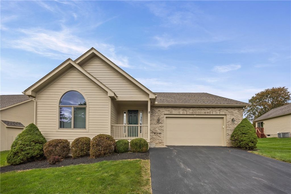8 Autumn Trl, Penfield, NY 14580