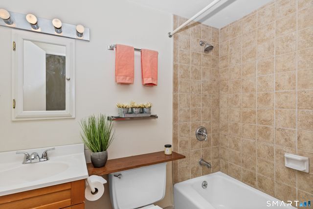 51 Schuyler Avenue APT 7E, Stamford, CT 06902