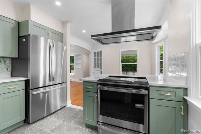 1388 Vernier Road, Grosse Pointe Woods, MI 48236