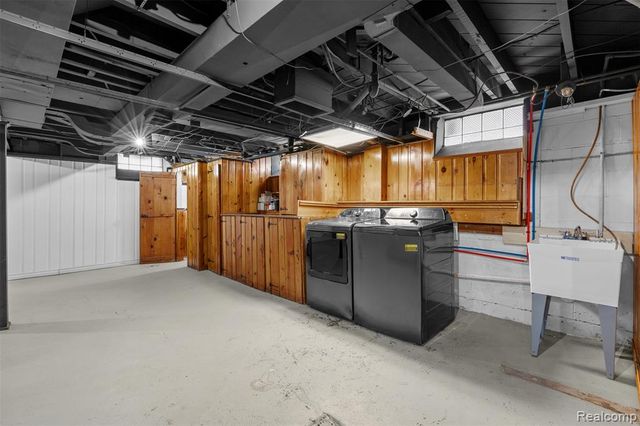 1388 Vernier Road, Grosse Pointe Woods, MI 48236