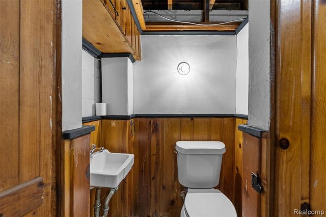 1388 Vernier Road, Grosse Pointe Woods, MI 48236