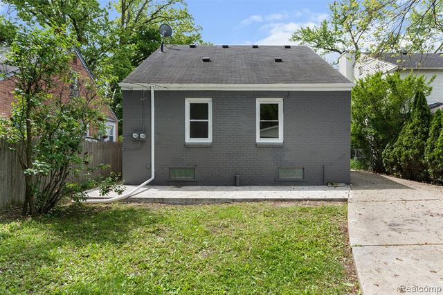 1388 Vernier Road, Grosse Pointe Woods, MI 48236