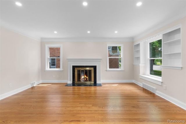 1388 Vernier Road, Grosse Pointe Woods, MI 48236