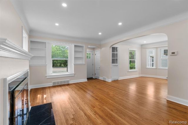 1388 Vernier Road, Grosse Pointe Woods, MI 48236