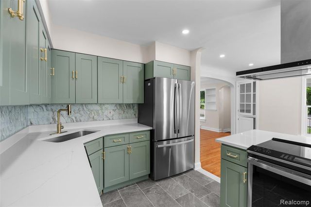 1388 Vernier Road, Grosse Pointe Woods, MI 48236