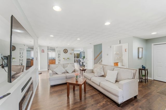 61 Metropolitan Ave, Cranston, RI 02920