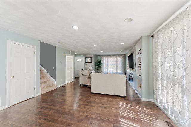 61 Metropolitan Ave, Cranston, RI 02920