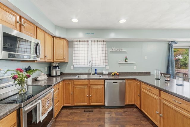 61 Metropolitan Ave, Cranston, RI 02920