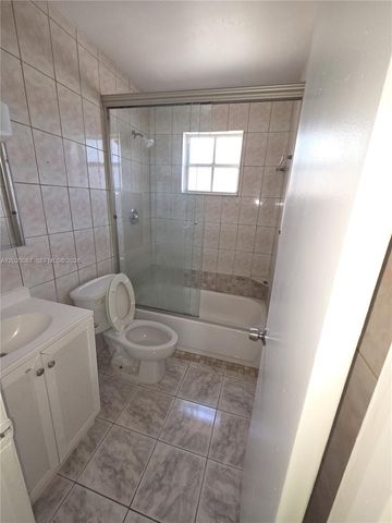 8886 SW 3rd St 204, Pembroke Pines, FL 33025