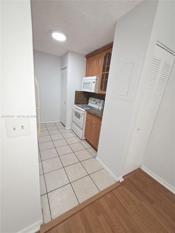 8886 SW 3rd St 204, Pembroke Pines, FL 33025