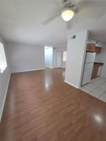 8886 SW 3rd St 204, Pembroke Pines, FL 33025