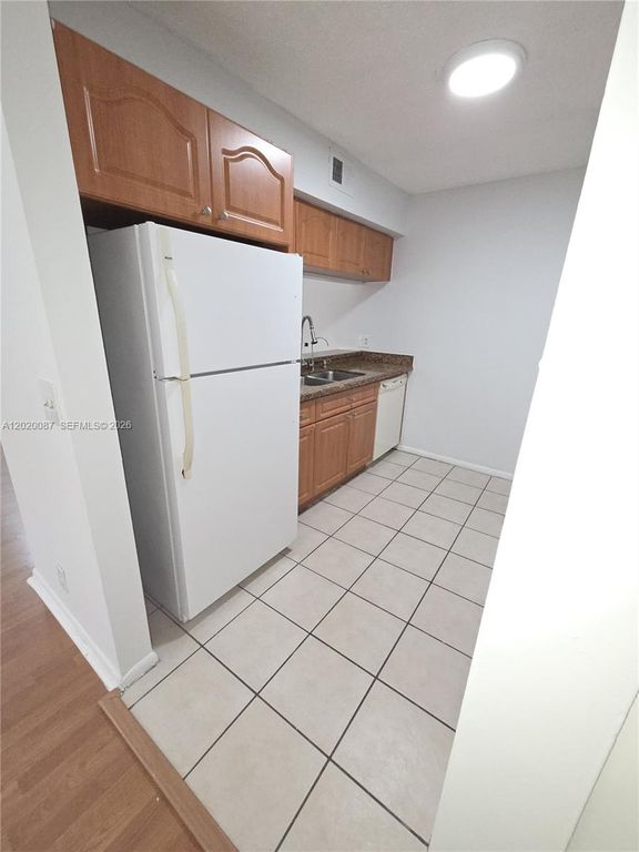 8886 SW 3rd St 204, Pembroke Pines, FL 33025