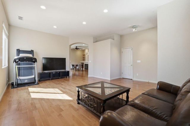 939 mcguire Ct, Folsom, CA 95630