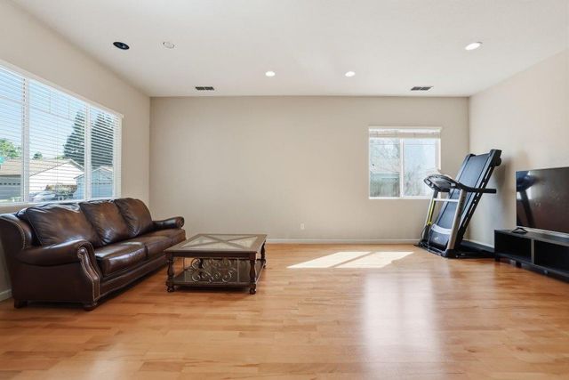 939 mcguire Ct, Folsom, CA 95630